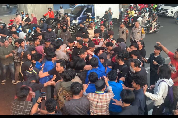 Demo Tolak MBG di DPRD Sulsel Ricuh, 3 Mahasiswa Diamankan Polisi