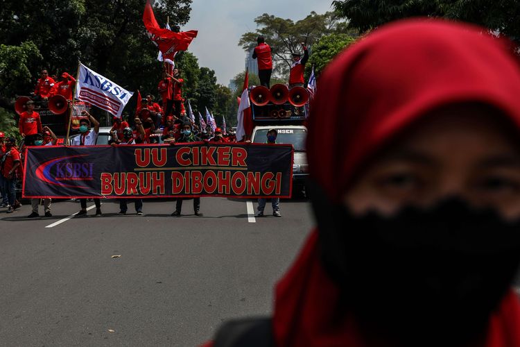 Massa dari Konfederasi Serikat Buruh Seluruh Indonesia (KSBSI) menggelar aksi unjuk rasa menolak pengesahan omnibus law Undang-Undang Cipta Kerja di jalan Medan Merdeka Barat tepatnya depan Gedung Sapta Pesona mengarah ke Istana Negara, Jakarta Pusat, Senin (12/10/2020). Mereka menuntut pengesahan UU Cipta Kerja itu yang tidak mengakomodir usulan dari mitra perusahaan, Undang-undang Cipta Kerja klaster Ketenagakerjaan sangat mendegradasi hak-hak dasar buruh serta mendesak soal kontrak kerja tanpa batas, outsourcing diperluas tanpa batas jenis usaha, upah dan pengupahan diturunkan dan besaran pesangon diturunkan.