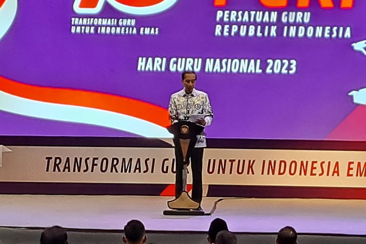 Presiden Joko Widodo berpidato saat menghadiri acara peringatan ulang tahun ke-78 Persatuan Guru Republik Indonesia (PGRI) sekaligus peringatan Hari Guru Nasional di Kelapa Gading, Jakarta, Sabtu (25/11/2023).