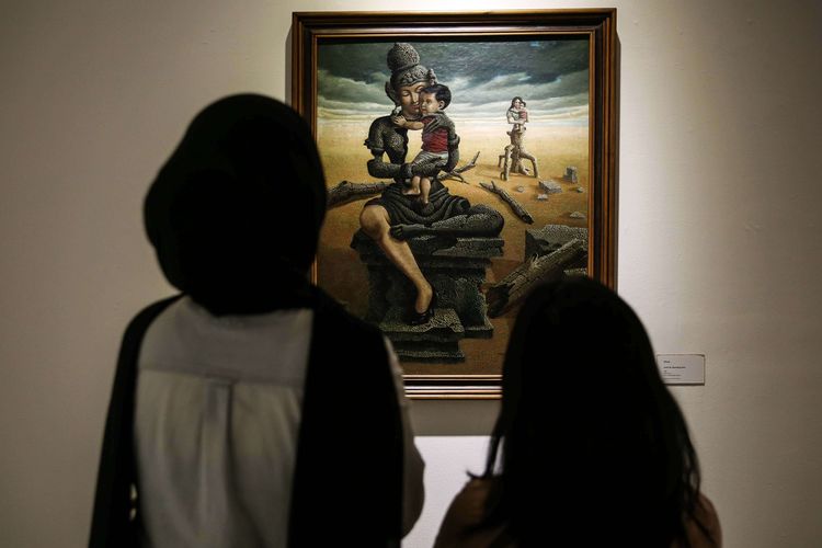 Suasana pengunjung Pameran Seni Rupa Koleksi Nasional yang bertajuk Lini Transisi di Galeri Nasional, Jakarta Pusat, Kamis (8/8/2019). Pameran yang diselenggarakan oleh Galeri Nasional, Ditjen Kebudayaan Kemendikbud itu akan berlangsung hingga 31 Agustus 2019.