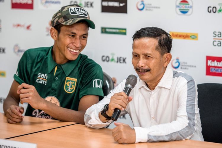 Pelatih Persebaya Surabaya, Djajang Nurdjaman bersama Osvaldo Haay dalam sesi jumpa pers di Stadion Gelora Bung Tomo, Surabaya.