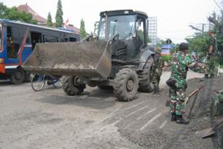 TNI saat perbaiki jalan Pantura Kendal (K9-11)