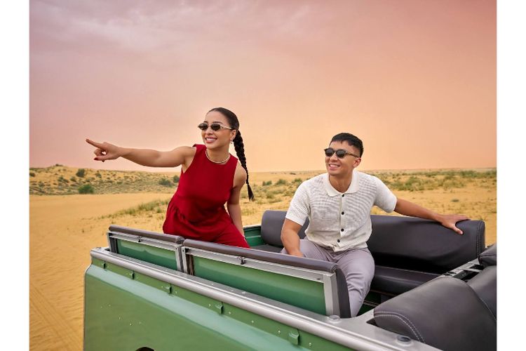 Desert Safari Platinum Heritage menawarkan petualangan di padang pasir dengan kendaraan klasik Land Rover. Wisatawan bisa menikmati sandboarding, naik unta, hingga makan malam khas Arab di bawah bintang