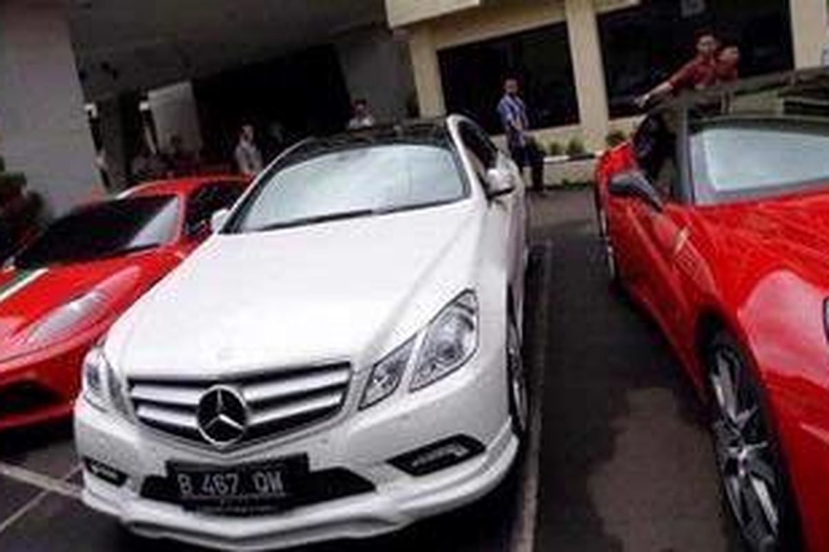 Tiga buah mobil mewah Ferrari dan Mercedes Benz milik tersangka pembobol Citibank, Melinda Dee disita Mabes Polri, Jakarta, sebagai barang bukti, Jumat (1/4/2011). Berdasar penyidikan polisi, Melinda membobol bank tempatnya bekerja itu hampir mencapai Rp 20 miliar.