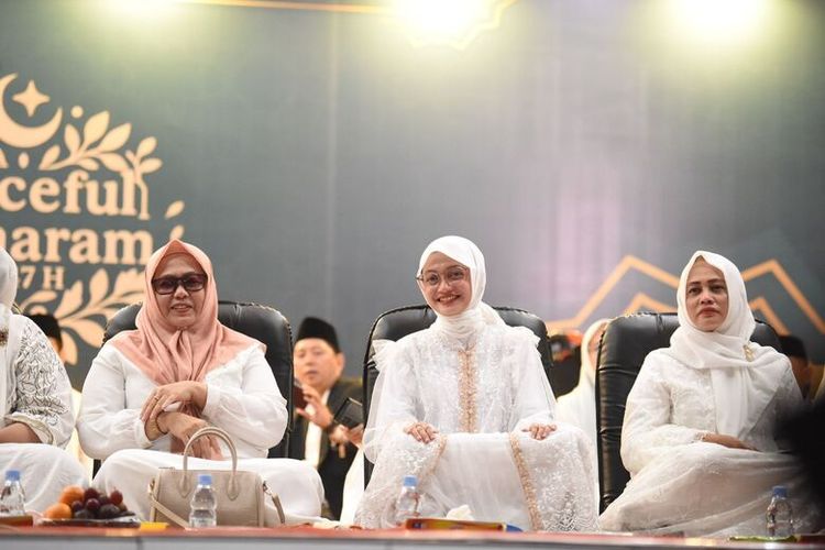 Wali Kota Kediri Vinanda Prameswati (Mbak Wali) saat menghadiri istigasah bersama 27.000 jemaah di Balai Kota Kediri, Kamis (26/6/2025). 