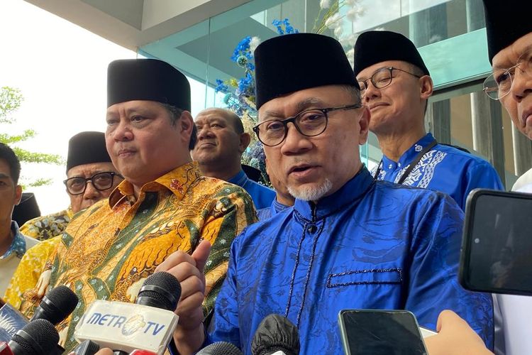 Ketua Umum PAN Zulkifli Hasan alias Zulhas (baju biru) dan Ketua Umum Partai Golkar Airlangga Hartanto (batik kuning) usai silaturahmi di Kantor DPP PAN, Pancoran, Jakarta Selatan, Minggu (2/4/2023).