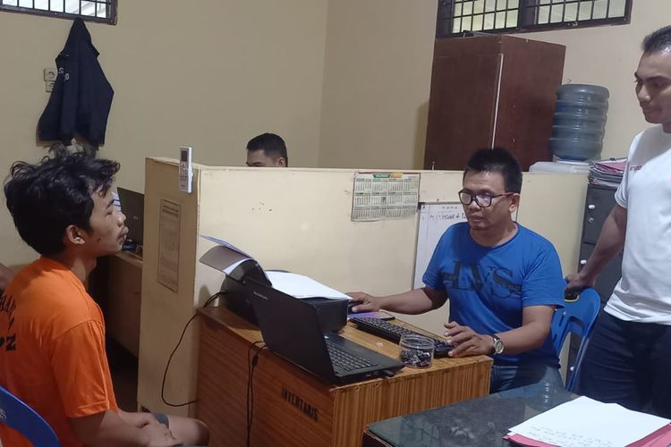 Polisi memeriksa Jefri Malen Saragih (19), pria yang menganiaya lansia di Kecamatan Lubuk Pakam, Deli Serdang hingga babak belur, Minggu (29/12/2024)