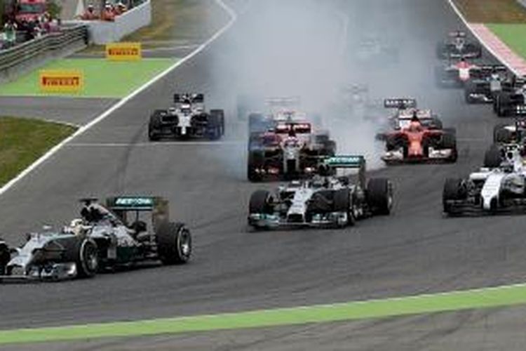 Pebalap Mercedes asal Inggris, Lewis Hamilton (depan) memimpin para pebalap Formula 1 setelah start pada GP Spanyol di Sirkuit Catalunya, Minggu (11/5/2014).