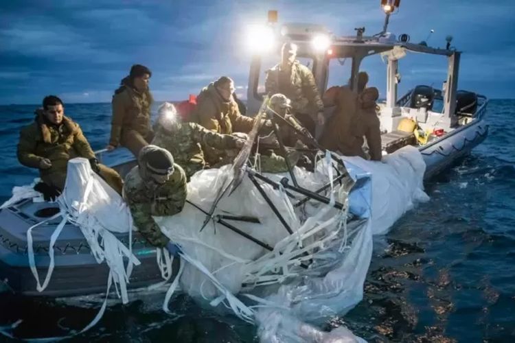 Februari 2023: Personel Angkatan Laut AS menemukan puing-puing dari obyek yang diduga balon mata-mata di Atlantik Utara.