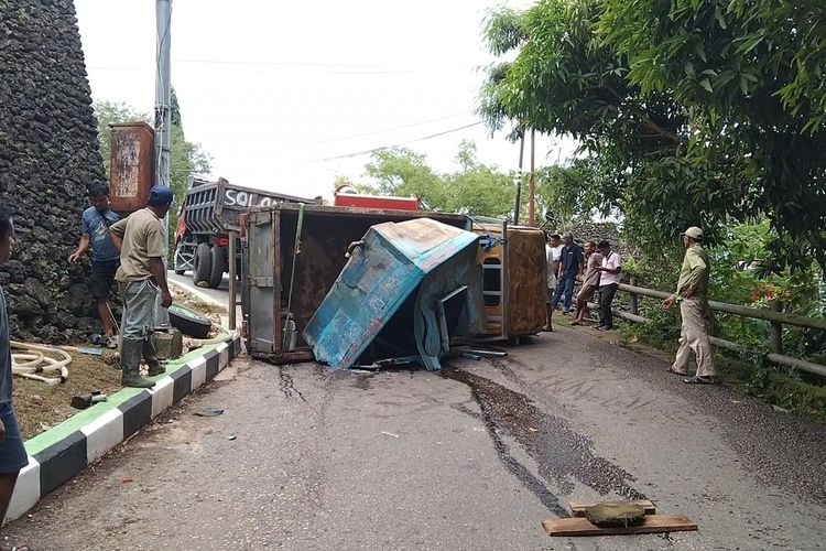 Sebuah mobil truk yang mengangkut air bersih seberat 2 ton terbalik di jalan tanjakan pintu gerbang benteng keraton buton, Kota Baubau, Selasa (14/2/2023) siang.