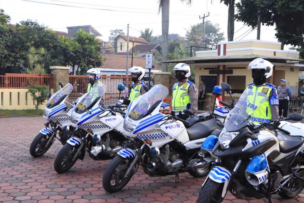 Sejumlah petugas dari jajaran Satuan Lalu Lintas (Satlantas) Polresta Bandung, saat mengikuti apel siaga Operasi Zebra Lodaya 2023 di Mapolresta Bandung pada Senin (4/9/2023)