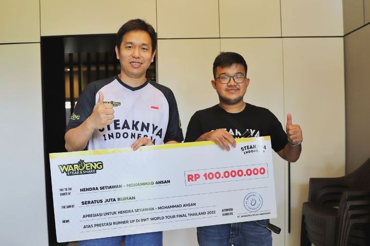Penyerahan bonus secara simbolis dilakukan di kediaman Hendra Setiawan. Sementara, bonus untuk Mohammad Ahsan diserahkan di sela-sela kejuaraan nasional (kejurnas) di Cipayung, Jakarta. 