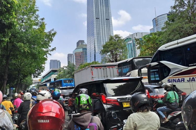 Kemacetan di Jalan Gatot Subroto, Jakarta Selatan, dekat Halte Jamsostek Gatot Subroto, Jumat (17/3/2023).