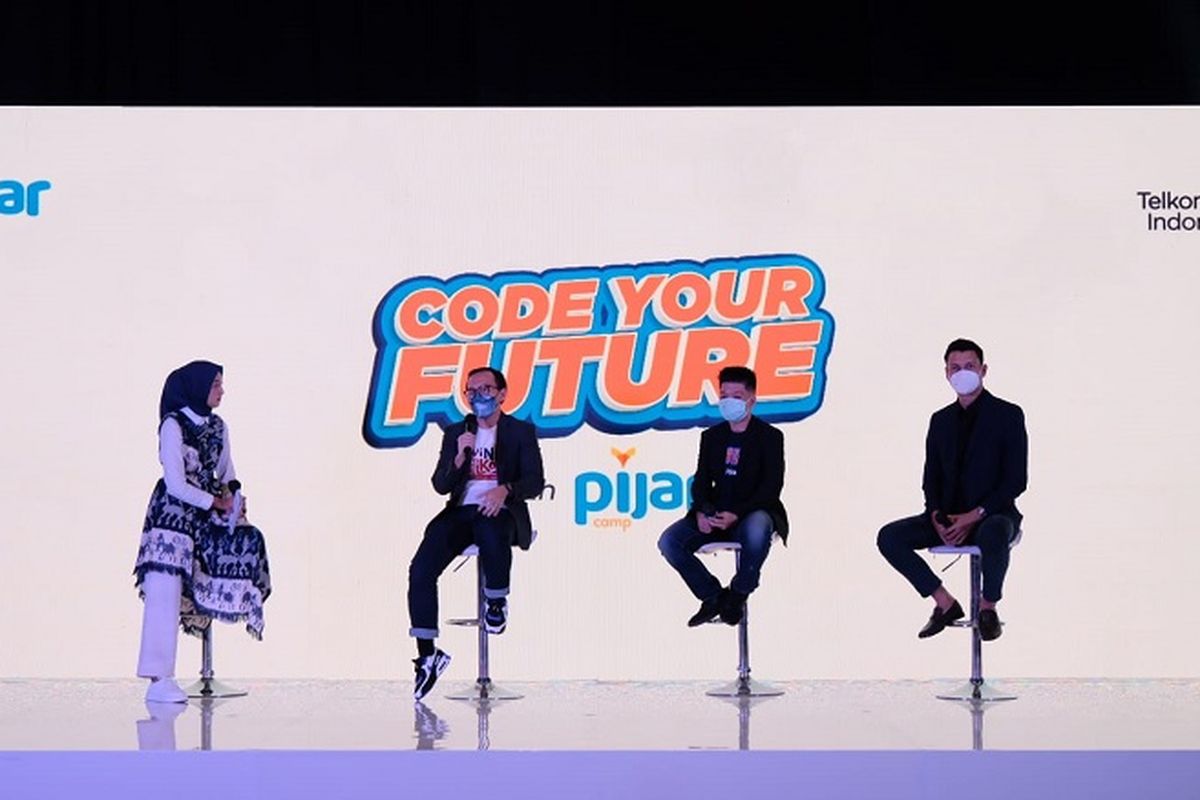 Direktur Digital Business Telkom Fajrin Rasyid (kedua dari kiri), Chief Product Officer Pijar Camp Alden Hariyanto (kedua dari kanan), dan digital entrepreneur Christian Sugiono (paling kanan) dalam acara interactive talkshow peluncuran Pijar Camp yang dilaksanakan secara hybrid pekan lalu.