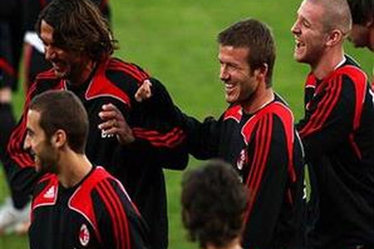 David Beckham kemungkinan bisa terus bergabung dengan AC Milan.