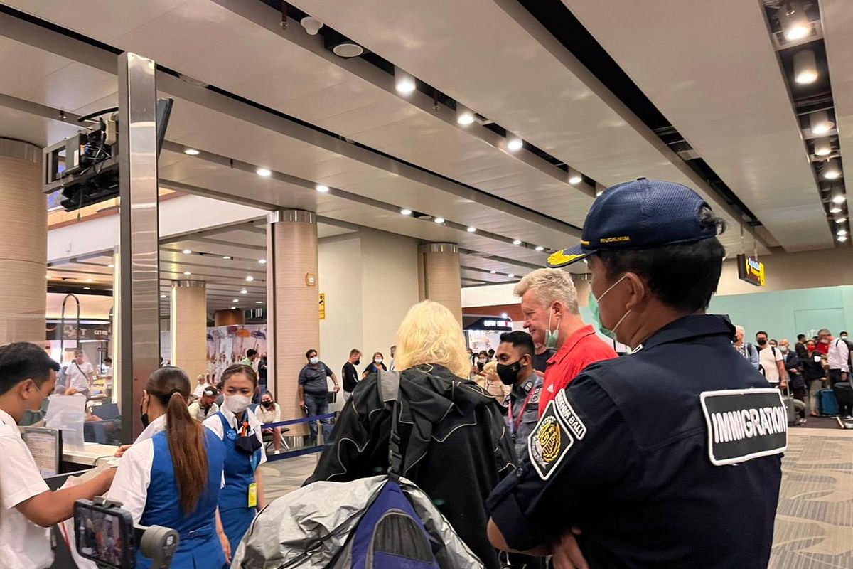 Petugas kantor Imigrasi Kelas I TPI Denpasar saat mengawal kepulangan kedua WNA di Bandara Internasional  I Gusti Ngurah Rai Bali pada Kamis (21/4/2022)./Dok.Humas Kanwil Kemenkumham Bali