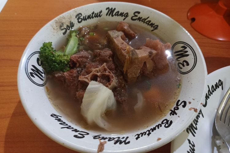 Semangkuk sop buntut di tempat makan Sop Buntut Mang Endang, Bogor, Jawa Barat, pada Minggu (14/4/2024). 