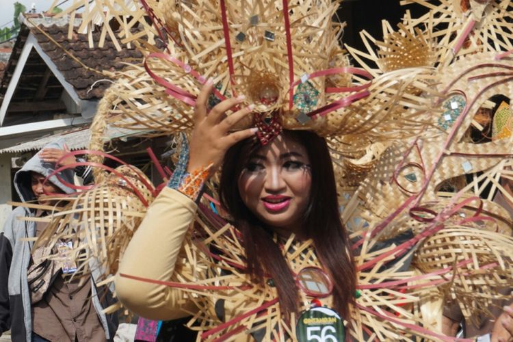 Salah seorang peserta karnaval di Festival Bambu Desa Gintangan Blimbingsari Sabtu (13/5/2017)