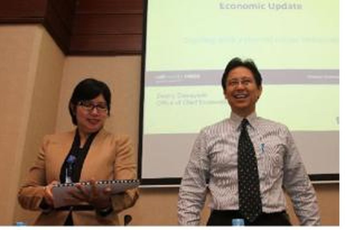 Direktur Utama Bank Mandiri, Budi G Sadikin (kanan) bersama Chief Economist Bank Mandiri, Destry Damayanti 