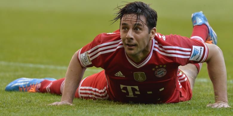 Striker Bayern Muenchen, Claudio Pizarro, melihat bola hasil sundulannya yang membawa Bayern unggul atas Hoffenheim dalam lanjutan Bundesliga, Sabtu (29/3/2014).