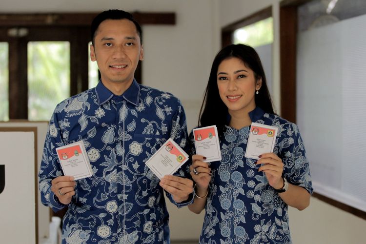 Ketua Fraksi Partai Demokrat Edhie Baskoro Yudhoyono (kiri) dan Siti Ruby Aliya Rajasa menunjukkan surat suara di TPS 06 Nagrak, Gunung Putri, Kabupaten Bogor, Jawa Barat, Rabu (27/6/2018). Mereka memberikan suara dalam Pilkada Jawa Barat 2018.