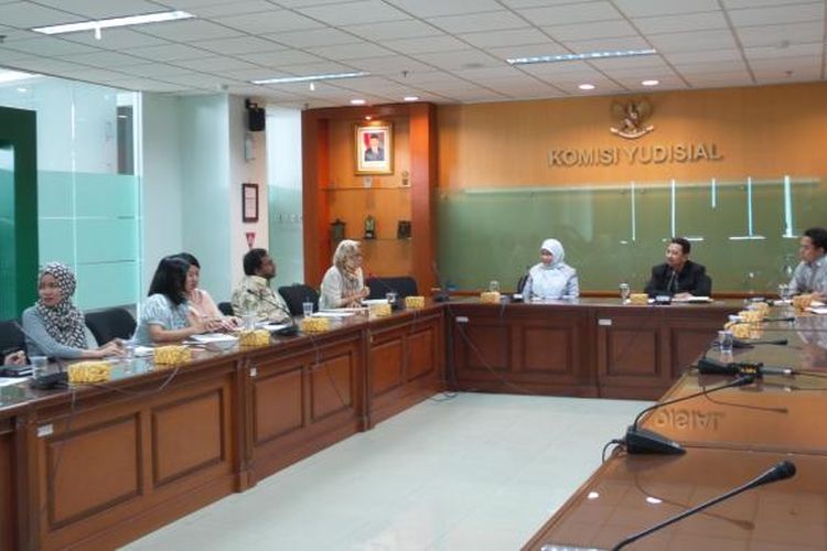 Komisi untuk Orang Hilang dan Tindak Kekerasan laporkan majelis hakim PTUN Jakarta yang memeriksa keberatan keterbukaan informasi publik kematian aktivis Munir ke KY, Selasa (21/2/2017).
