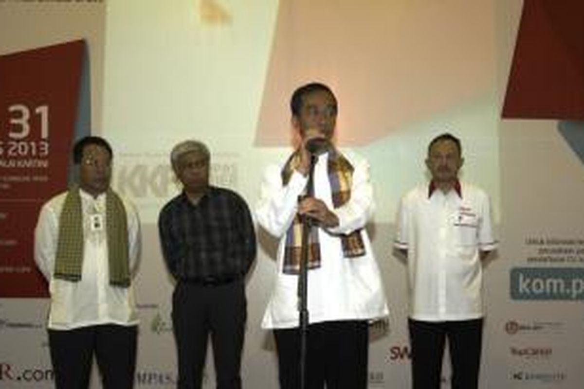 Gubernur DKI Jakarta Joko Widodo, didampingi oleh Director Kompas.com Taufik H Mihardja (dua kiri) saat membuka acara Kompas Karier Fair 2013, di Balai Kartini, Jakarta, Jumat (30/8/2013). Acara yang berlangsung hingga 31 Agustus ini menyediakan ribuan lowongan pekerjaan dari total peserta pameran 205 perusahaan nasional, multinasional, BUMN, kementerian, dan lembaga pemerintah.