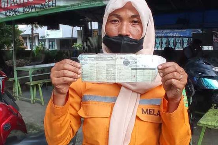 JM, penyapu jalan ini kehilangan sepeda motornya saat bekerja di Jalan Agus Salim. Tahun 2017, dia kehilangan sepeda motornya karena dibegal saat akan bekerja menyapu jalan.