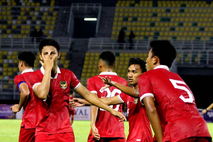 Pemain Timnas Indonesia Hokky Caraka selebrasi seusai menjebol gawang Timor Leste saat pertandingan Kualifikasi Piala Asia U20 2023 yang berakhir dengan skor 4-0 di Stadion Gelora Bung Tomo, Surabaya, Rabu (14/9/2022) malam.