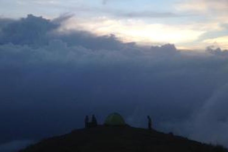 Tenda hijau milik rombongan Lion yang terdiri dari lima anak SMP kelas satu dari Kecamatan Sembalun, Kabupaten Lombok Timur, Nusa Tenggara Barat, yang berdiri di puncak 1 Bukit Pergasingan dengan ketinggian 1.700 mdpl.