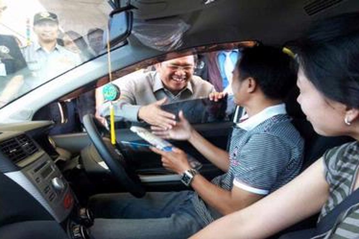 Gunernur Jabar Ahmad Heryawan memberikan leaflet peta jalan mudik kepada pengendara yang keluar dari Gerbang Tol Cileunyi, Senin (13/8/2012).