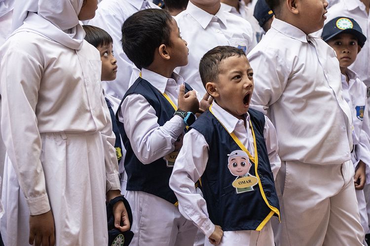 Seorang siswa menguap saat mengikuti upacara penyambuatan peserta didik baru pada hari pertama masuk sekolah di SD Muhammadiyah 5 Jakarta, Kebayoran Baru, Jakarta Selatan, Senin (15/7/2019). Hari pertama masuk sekolah tahun ajaran 2019/2020 itu dilaksanakan secara serentak di Indonesia.