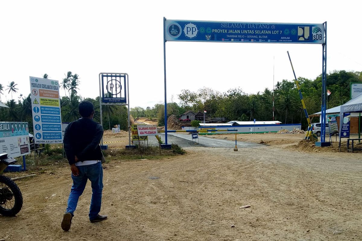 Ruas Serang-Tambakrejo proyek pembangunan jalur Pansela Lot 7 Blitar pada foto yang diambil pada 16 Oktober 2021