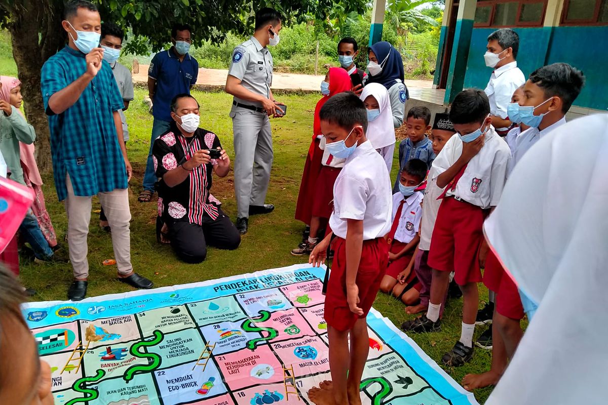 Para siswa di SDN Kulati, Kabupaten Wakatobi diajarkan mengenai pentingnya melestarikan lingkungan serta pengelolaan sampah. 