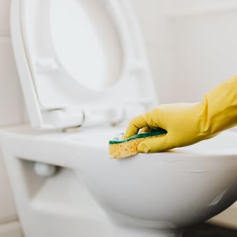 Ilustrasi membersihkan kloset, membersihkan toilet. 