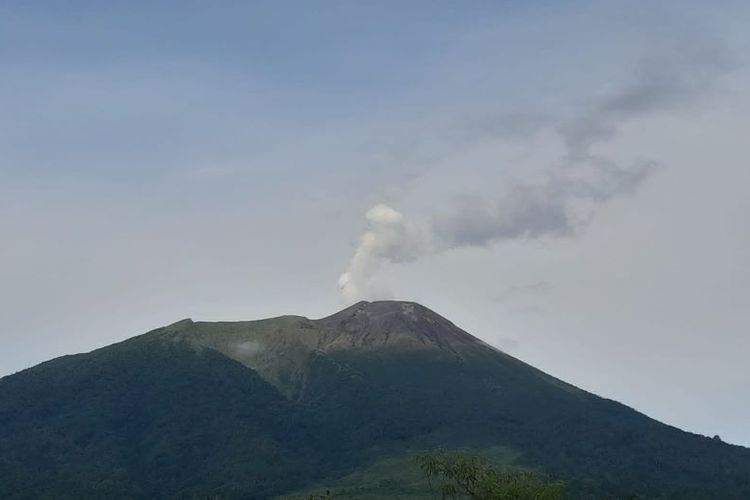 Gunung Gamalama di Pulau Ternate, Maluku Utara, saat mengeluarkan asap putih, Selasa (12/7/2022) pagi