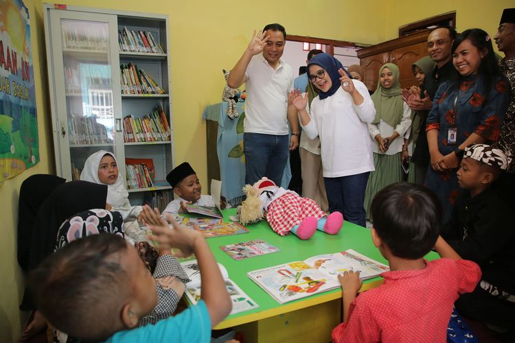 Program Sekolah Orang Tua Hebat (SOTH) merupakan sinergi antara Pemerintah Kota Surabaya dengan TP-PKK Kota Surabaya dalam memperbaiki pola asuh orangtua kepada anak serta membenahi pemberian gizi kepada balita. 