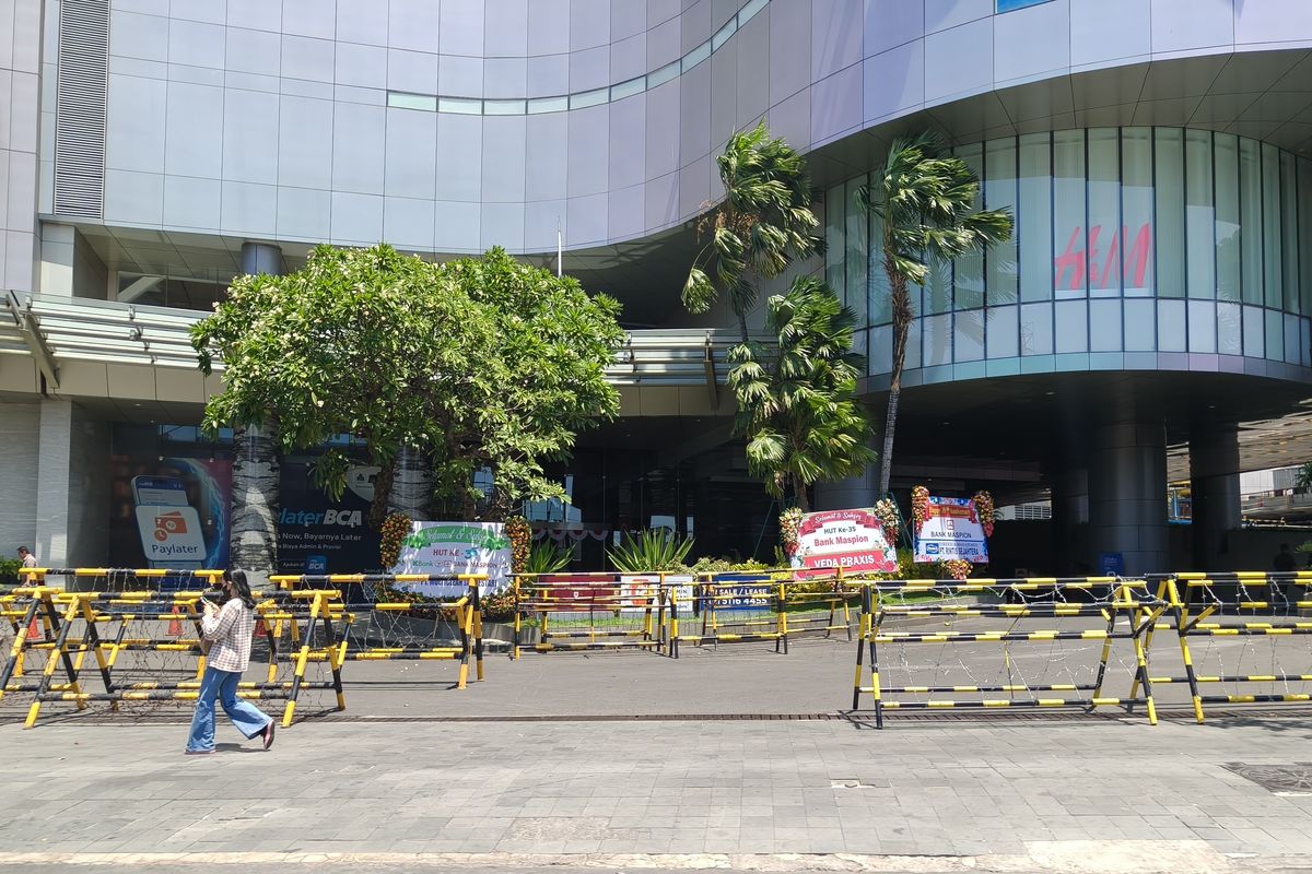 Imbas dari aksi solidaritas yang berakhir ricul sehari sebelumnya, Tunjungan Plaza Surabaya, salah satu Mall yang berada di pusat kota tutup dengan pagar pengaman Sabtu (30/8/2025) siang.