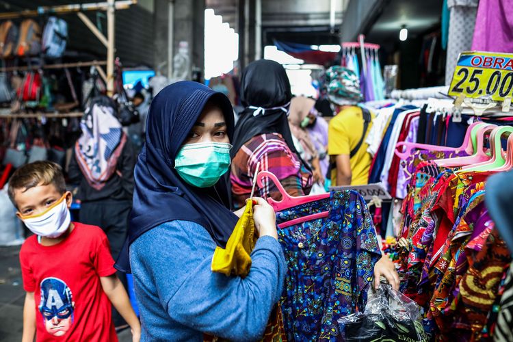 Warga saat berbelanja di tengah pembatasan sosial berskala besar (PSBB) di Pasar Tanah Abang, Jakarta Pusat, Senin (18/5/2020). Pedagang kembali meramaikan pasar Tanah Abang, saat Pemerintah Provinsi DKI Jakarta kembali memperpanjang penutupan sementara Pasar Tanah Abang hingga 22 Mei 2020 untuk mengurangi kerumunan orang di ruang publik guna mencegah penyebaran COVID-19.