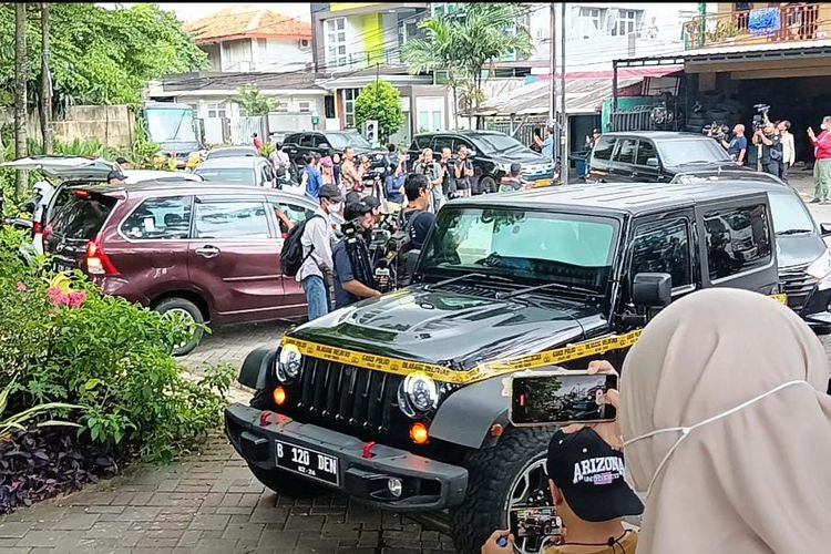 Rubicon berwarna hitam dihadirkan dalam rekonstruksi kasus penganiayaan Mario Dandy Satriyo (20), terhadap D (17) di Perumahan Green Permata, Ulujami, Pesanggrahan, Jakarta Selatan, Jumat (10/3/2023).