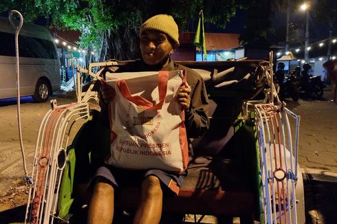 Presiden Jokowi Bagikan Kaus dan Sembako kepada Tukang Becak di Yogyakarta