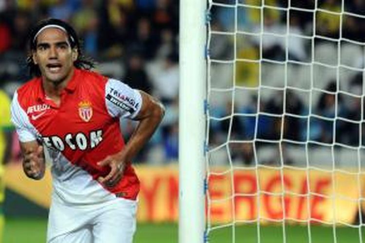Penyerang AS Monaco, Radamel Falcao, merayakan golnya ke gawang Nantes, pada pertandingan Ligue 1, di La Beaujoire, Nantes, 24 Agustus 2014.