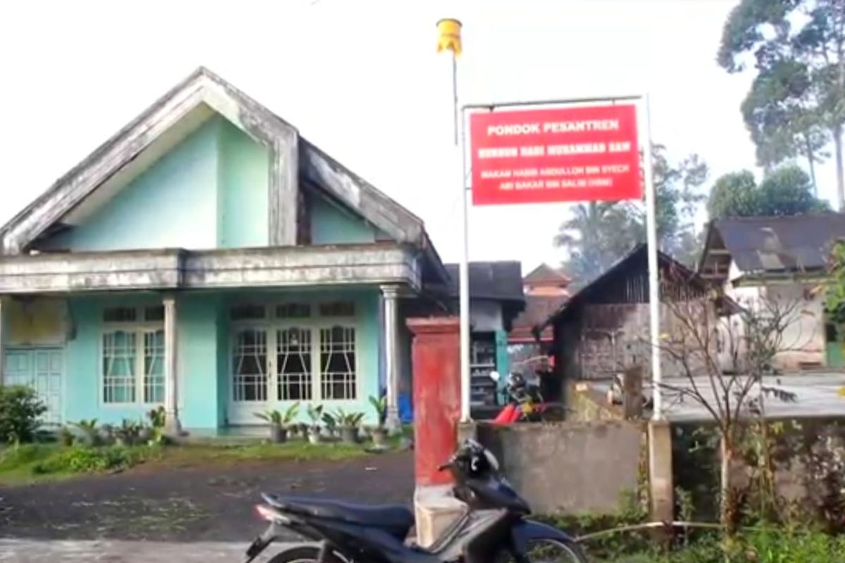 Penampakan Ponpes di Lumajang usai pengasuhnya ditetapkan tersangka kasus pernikahan anak dibawah umur, Kamis (27/6/2024)