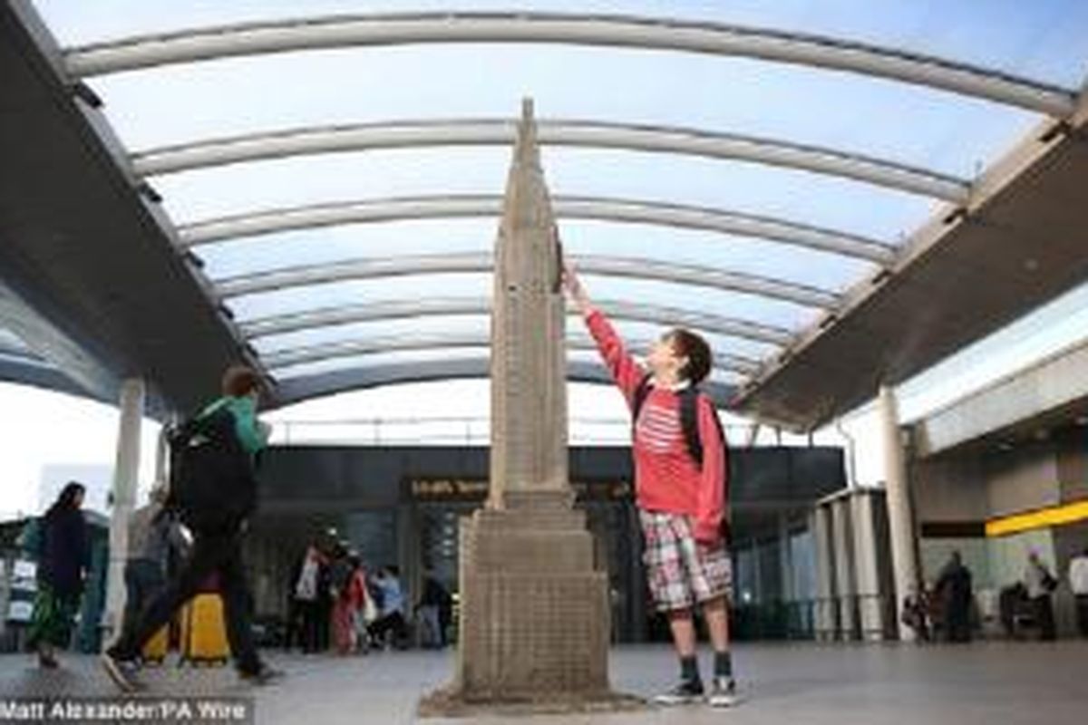 Satu di antara dua ikon pencakar langit, Chrysler yang dipamerkan di bandara Gatwick, London, Inggris.