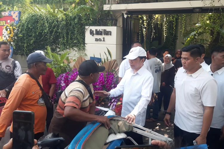 Astrid PSI Datangi Rumah Jokowi, Pesan di Kausnya Bikin Penasaran