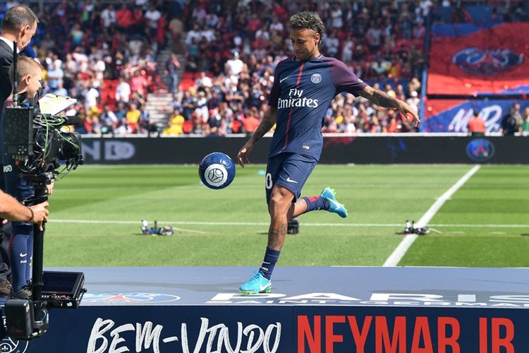 Penyerang Paris Saint-Germain asal Brasil, Neymar, beraksi di depan pulihan ribu suporter PSG yang memadati Parc des Princes ketika dia diperkenalkan menjelang pertandingan perdana Ligue 1 musim 2017-2018 melawan klub promosi, Amiens, Sabtu (5/8/2017). Neymar bergabung dengan PSG setelah klub itu menebus klausul pelepasannya senilai 222 juta euro (sekitar Rp 3,4 triliun) dari Barcelona, yang membuatnya pemain termahal di dunia.

