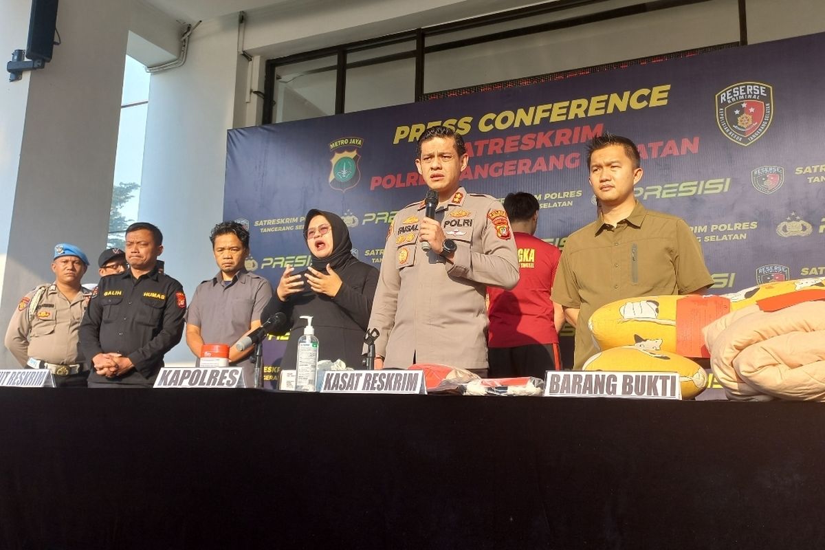 Kapolres Tangerang Selatan, AKBP Faisal Febrianto saat konfrensi pers kasus suami yang aniaya istri hamil di Mapolres Tangerang Selatan pada Selasa (18/7/2023).