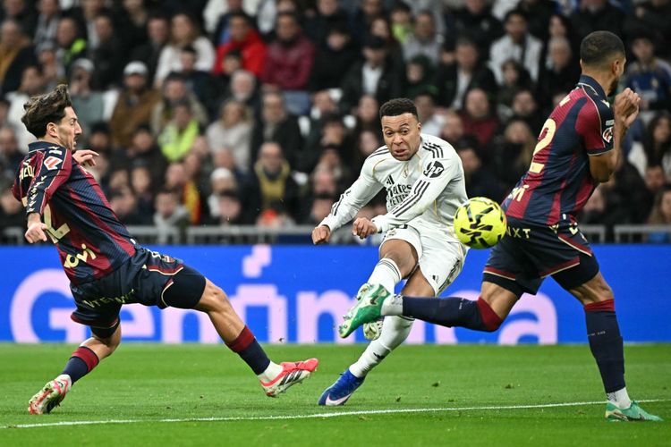Unai Vencedor dan Jeremy Toljan mencoba mengadang tembakan Kylian Mbappe dalam pertandingan sepak bola Liga Spanyol antara Real Madrid vs Levante di Stadion Santiago Bernabeu di Madrid pada 17 Januari 2026. (Foto oleh Javier SORIANO / AFP)