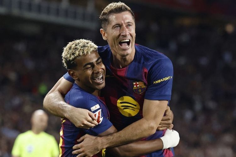 Penyerang Barcelona, Robert Lewandowski, merayakan gol kedua timnya bersama Lamine Yamal dalam pertandingan Liga Spanyol antara FC Barcelona dan Real Sociedad di Estadi Olimpic Lluis Companys, Barcelona, ??pada 28 September 2025. (Foto oleh Josep LAGO / AFP)