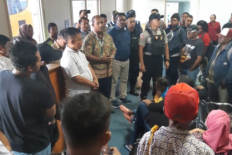 Pihak Sriwijaya Air ketika memberikan penjelasan kepada penumpang soal pembatalan penerbangan di bandara Timika, Papua, Kamis (7/11/2019). 